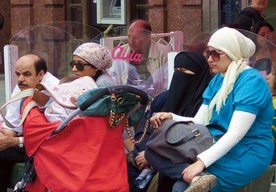 Muzułmanie na placu  św. Stefana w Wiedniu.