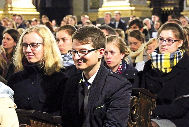 ▲	Po wspólnej modlitwie na zakończenie wieczoru młodzi udali się do Starego Klasztoru na koncert oraz potańcówkę.