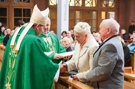 Bp Henryk Ciereszko i o. Robert Więcek SJ składają życzenia jubilatom.