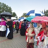 Modlitwę w Maryjnym Ogrodzie Różańcowym wspólnie z abp. Jędraszewskim prowadziły młode góralki.