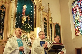 ▼	Bp Piotr Libera zachęcał do modlitwy różańcowej w sanktuarium maryjnym w Sierpcu.