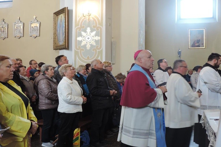 W kościele w Pogwizdowie różańcową modlitwę poprowadził bp Piotr Greger.