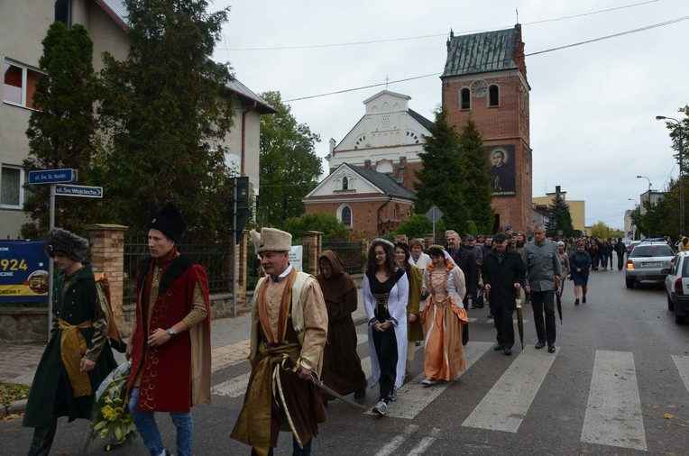 Barwny, historyczny korowód przeszedł z kościoła farnego pod pomnik św. Stanisława Kostki, patrona miasta