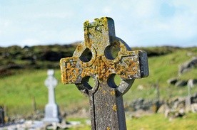 Krzyże na cmentarzu  wyspy Omey, gdzie spoczywają m.in. Thomas Lacey i Martin Murray.