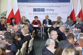 Beata Szydło: W przyszłym roku znacząco wzrośnie pula na wynagrodzenia dla rezydentów