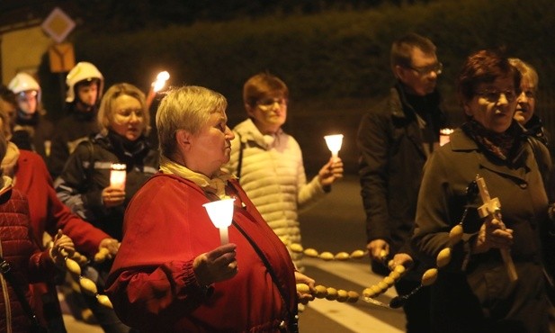 Za figurą ruszyły prawdziwe tłumy wiernych ze świecami w rękach...