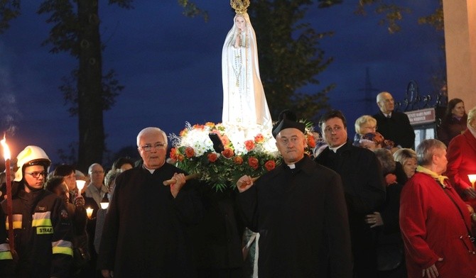 Jako pierwsi figurę MB Fatimskiej ponieśli kapłani dekanatu czechowickiego