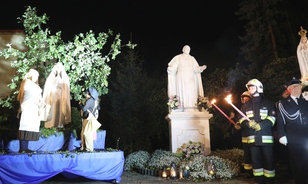 Zakończenie procesji pod figurą św. Jana Pawła II