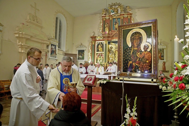 Bp Kamiński: Weźcie do siebie Matkę