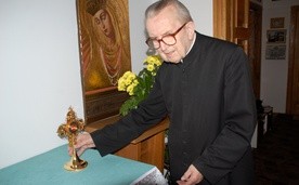 Bp Edward w domowej kaplicy z relikwiarzem bł. ks. Józefa Stańka, pallotyna, którego Niemcy powiesili w czasie powstania warszawskiego w sutannie kleryka Materskiego