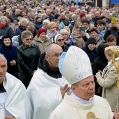 W dniu Różańca do Granic bp Henryk Tomasik modlił się w Wysokim Kole w sanktuarium MB Różańcowej na 10. pielgrzymce Kół Żywego Różańca