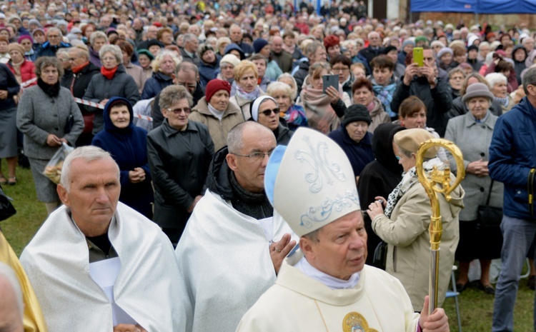 W dniu Różańca do Granic bp Henryk Tomasik modlił się w Wysokim Kole w sanktuarium MB Różańcowej na 10. pielgrzymce Kół Żywego Różańca