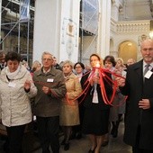 W procesji z darami uczestnicy kongresu zanieśli świecę ze wstęgami symbolizującymi każdą ze wspólnot Odnowy w diecezji