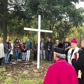 	Poświęcenie krzyża na placu, na którym ma powstać dom rekolekcyjny. Kontakt: FB – Dom Rekolekcyjny Rhema Christou