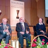 Gratulacje nagrodzonym składał podczas gali w Filharmonii Koszalińskiej bp Paweł Cieślik. 