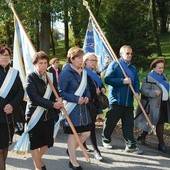 Modlitwa w drodze  do ołtarza papieskiego.