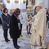 Tradycyjnie, podczas pielgrzymki kobiet do św. Jadwigi, te, które są w stanie błogosławionym, mogą otrzymać indywidualne błogosławieństwo relikwiami księżnej.