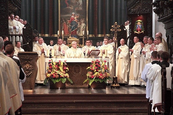 – Odbudowanie wiarygodności Kościoła jest naszym zadaniem już teraz. Bez tego nie ma co marzyć o pełnych kościołach, o zdrowych rodzinach, o licznych wspólnotach duszpasterskich i zastępach ministrantów przy ołtarzu – mówił metropolita.