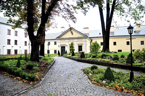 ▲	Tym wejściem do seminarium w Lublinie wchodziły kolejne pokolenia księży.