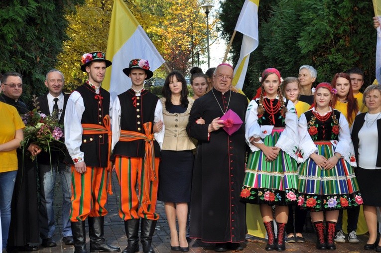 Bp Józef Zawitkowski i ks. Jarosław Swędrak w otoczeniu młodzieży i nauczycieli szkoły w Zduńskiej Dąbrowie