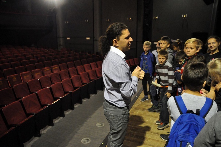 Dzieci z Miastka z wizytą w koszalińskim teatrze