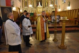 Po Mszy. św. procesja z urnami zawierającymi szczątki dzieci nienarodzonych udała się pod na cmentarz parafialny