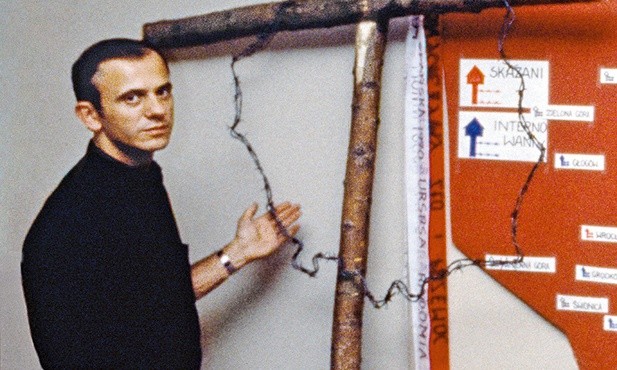 Fragment mapy obozów internowania oraz krzyż i zarys Polski z drutu kolczastego zrobione przez ks. Jerzego Popiełuszkę.
