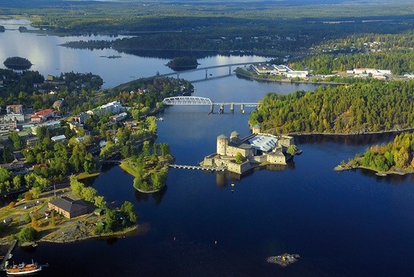 Ks. Mikołaj Kęcik i Hiszpan Isac Gomez zostali posłani do miasteczka Savonlinna na wschodzie Finlandii. Na zdjęciu zamek św. Olafa na jeziorze Savonlinna.