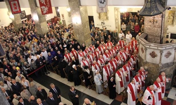 Każdego roku 19 października żoliborska świątynia zapełnia się wiernymi, oddającymi hołd zamęczonemu kapłanowi.