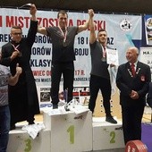 Ksiądz Krzysztof na podium wszedł w stroju duchownym