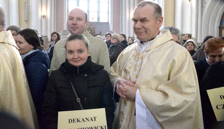 Przedstawiciele dekanatu starachowickiego południowego odbierają różaniec i świecę na Jerycho Różańcowe