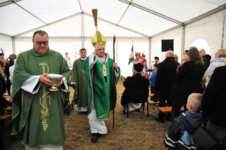 Abp Budzik poświęcił plac pod budowę kościoła św. Jana Kantego przy ul. Berylowej w Lublinie