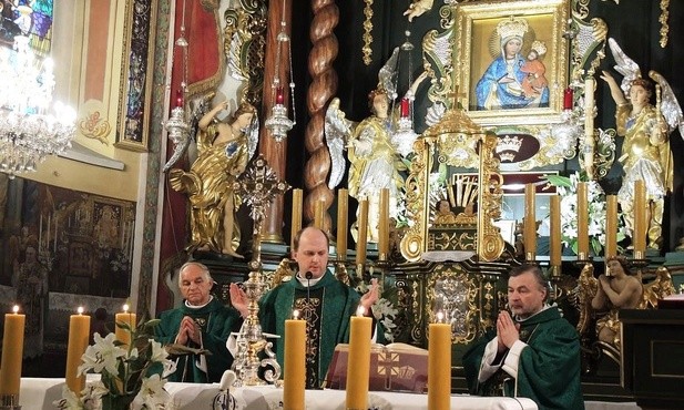 Od lewej ks. Wacław Kozicki, ks. Paweł Dubowik i o. Stefan Tuszyński w rychwałdzkim sanktuarium