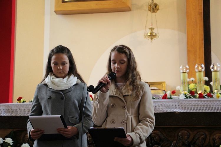 Wprowadzenie relikwii św. Jana Pawła II do parafii w Bobrownikach