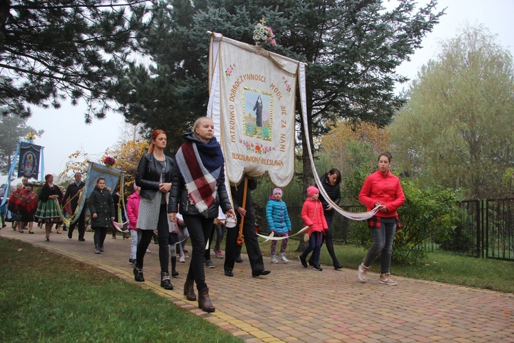 Wprowadzenie relikwii św. Jana Pawła II do parafii w Bobrownikach