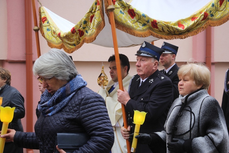 Wprowadzenie relikwii św. Jana Pawła II do parafii w Bobrownikach