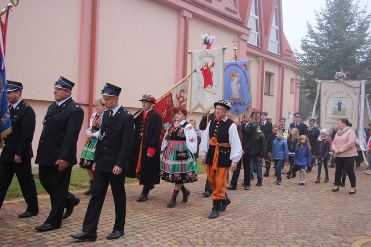 Wprowadzenie relikwii św. Jana Pawła II do parafii w Bobrownikach