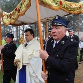 Wprowadzenie relikwii św. Jana Pawła II do parafii w Bobrownikach