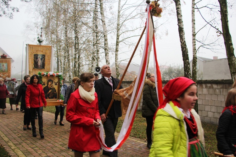 Wprowadzenie relikwii św. Jana Pawła II do parafii w Bobrownikach