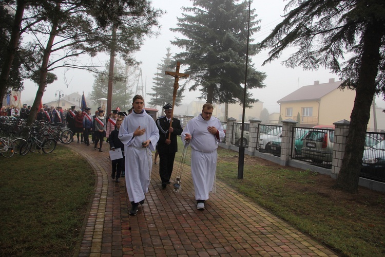 Wprowadzenie relikwii św. Jana Pawła II do parafii w Bobrownikach