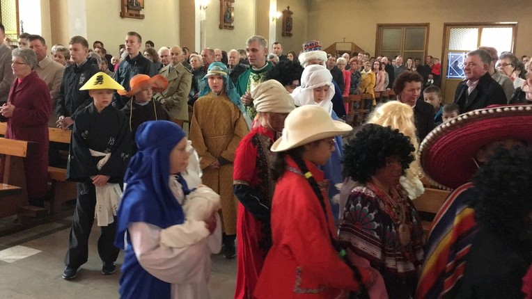 Barwna procesja w Szymbarku