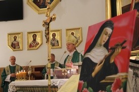 Relikwiarz z relikwiami św. Rity stał na ołtarzu. Eucharystii przewodniczył bp Piotr Turzyński