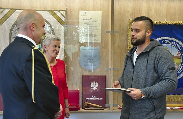 ▲	Patryk Kwasza odebrał gratulacje i podziękowania od prezydent miasta oraz komendanta straży pożarnej.