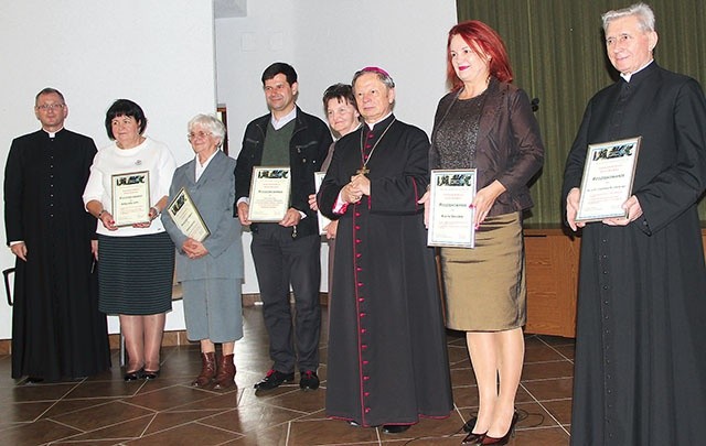 Bp Henryk Tomasik wręczył dyplomy za dotychczasową współpracę. Był też dyplom dla naszej redakcji.