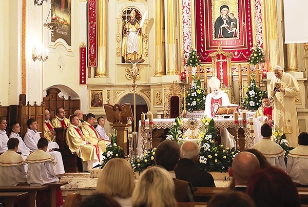 Pątnicy zgromadzili się przy relikwiach swojego patrona.