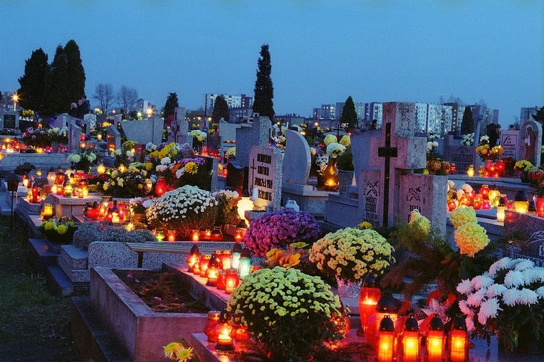Wybierając się na cmentarze w pierwszych dniach listopada, warto skorzystać z miejskiej komunikacji.