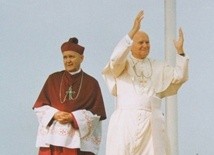 Jan Paweł II w Tarnowie. Obok abp Jerzy Ablewicz