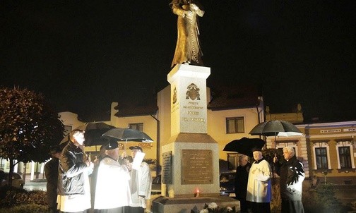 Mieszkańcy Wilamowic i ich goście modlili się pod pomnikiem patrona miasta - św. Abpa Józefa Bilczewskiego