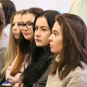 Studenci socjologii podczas sympozjum o prof. Turowskim