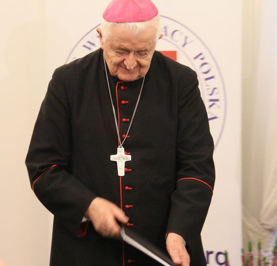 Wręczenie nagrody Mickiewicz - Puszkin  biskupowi Ryszardowi Karpińskiemu